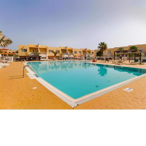 Modern house with large pool & Fast Wifi, Sleeps 6
