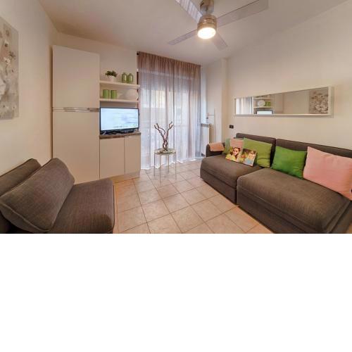 Modern Lakefront 1-Bedroom Apartment