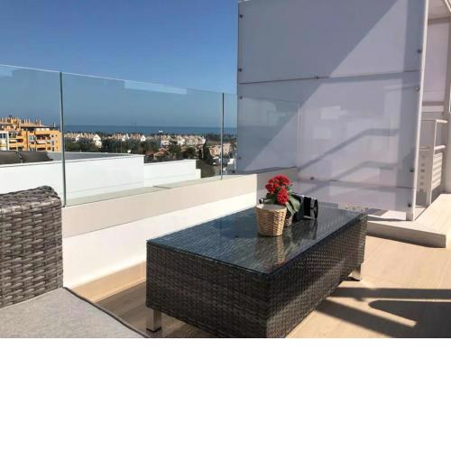 Modern penthouse with a large roof terrace close to the beach