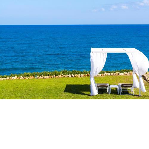 Modern seaside house,walking distance to the beach and all amenities!