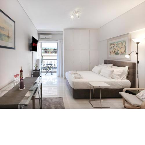 Modern Studio opposite the Areios Pagos court.