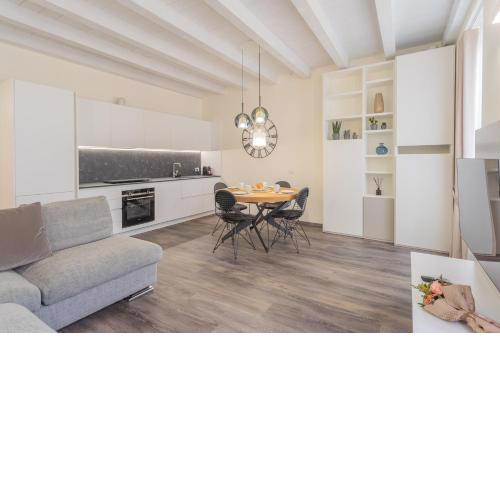 Modern & Stylish Apartment in Como City