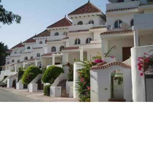 Modern Townhouse 5 mins walk from the beach and port