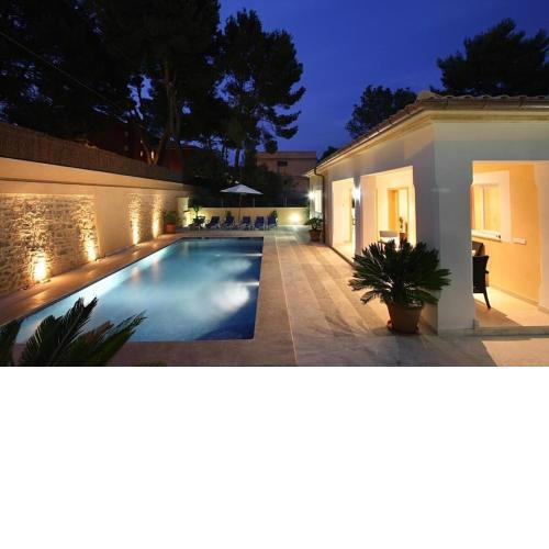 Modern villa 300m from crystal clear coves Special prices Car Hire for our guests