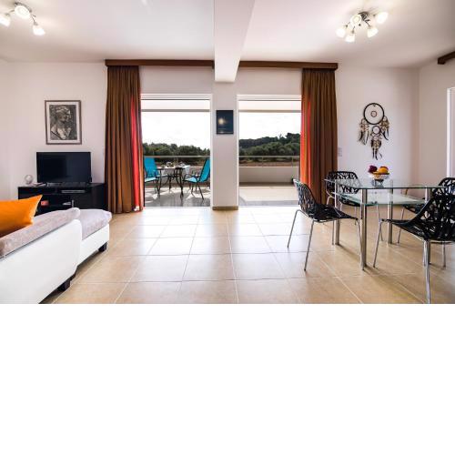 Modern Villa Broumas - A Spacious Haven
