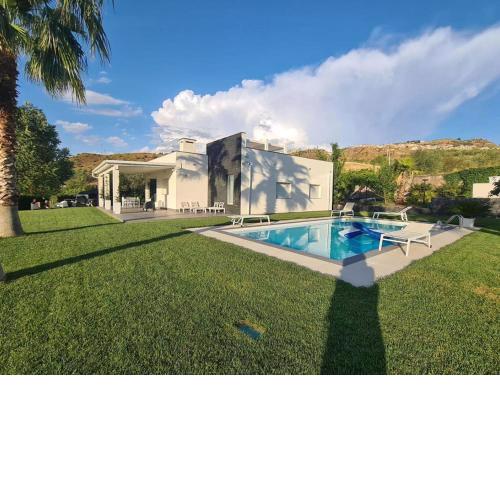 Modern villa in the countryside of Leonforte with swimming pool
