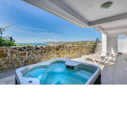 Modern villa with sea & beach views, jacuzzi, BBQ Walk to beach & restaurants