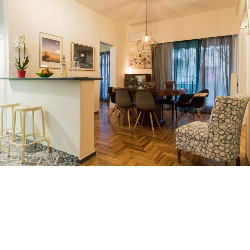 Modern-Vintage apartment by Acropolis museum
