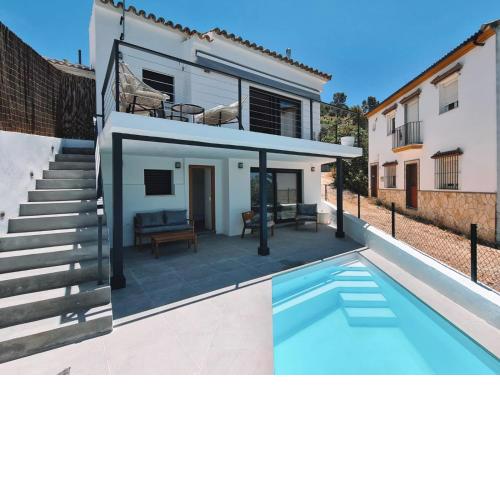 Moderna casa rural en El Bosque con piscina y preciosas vistas