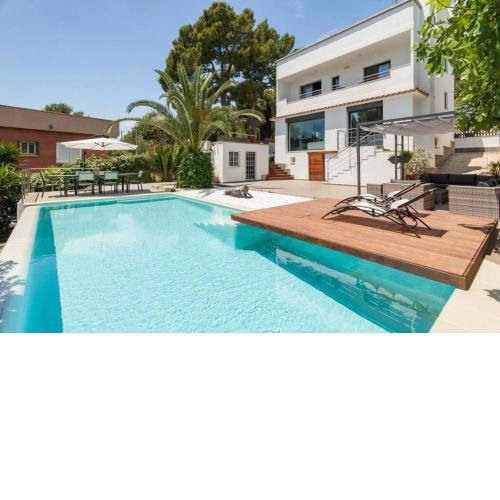 Moderna villa con piscina y amplio jardín