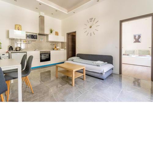 Modernized Condo for 6ppl CENTER
