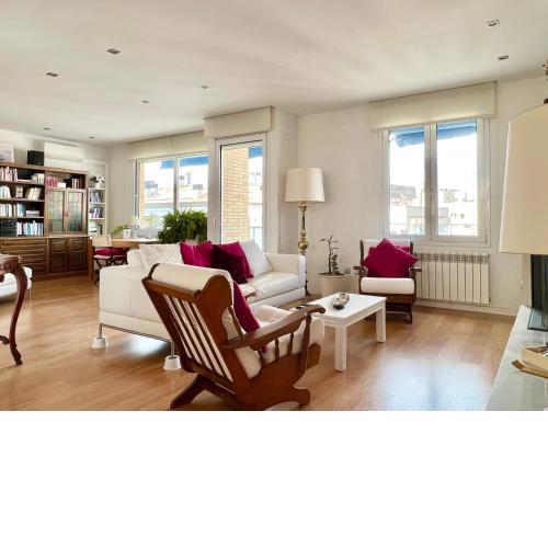 Moderno y amplio apartamento en el centro de Roses