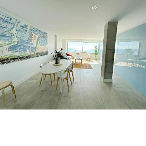 Moderno y completo apartamento frente al mar