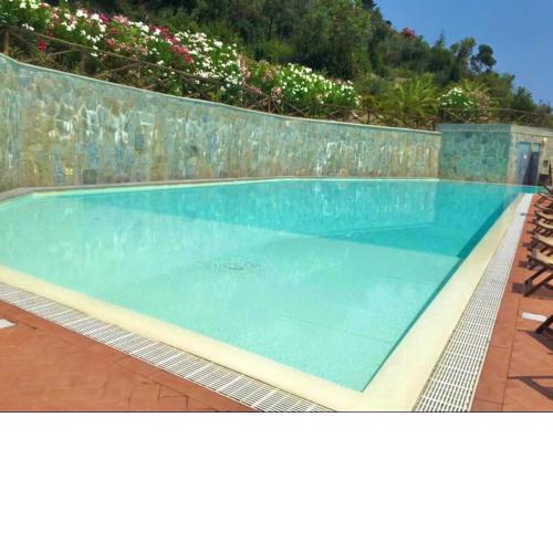 Mono Ele a Varigotti con Box e Piscina