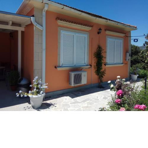 Monte Caputo Holiday House