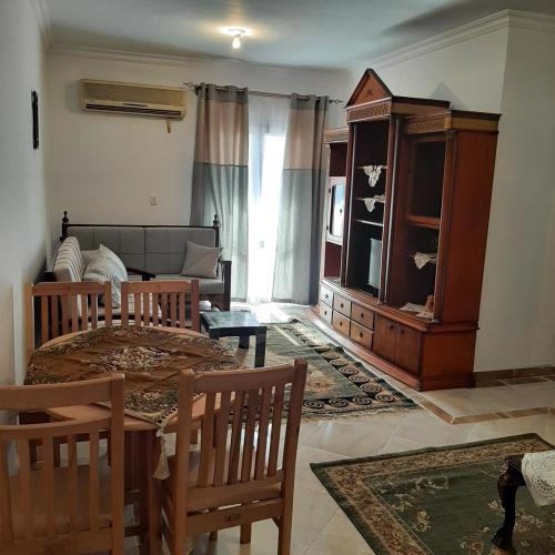 شقه للايجار مفروش بكومبوند سكن مصر الداون تاون امام جامعة MSA