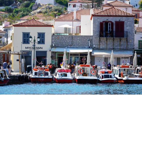 MyCrown Suite, Luxurious apartment with sea view located at the port of Hydra