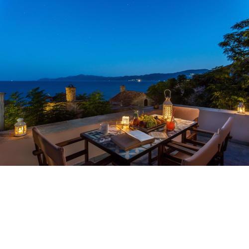 Myrsini's Castle House - Comfortable Residence with Large Balcony & Sea View
