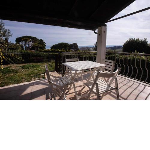 N110 - Numana, villa con giardino e vista mare
