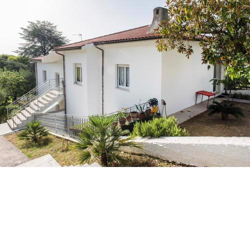 N235 - Numana, ampio appartamento con terrazzo vista mare
