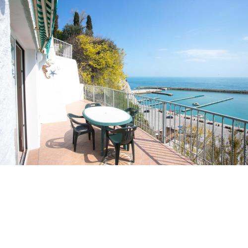 N33 - Numana, bilocale con meraviglioso terrazzo sul mare