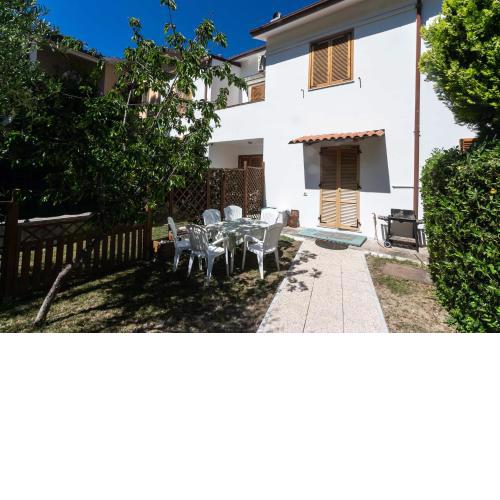 N39 - Numana, villa con giardino a due passi dal mare