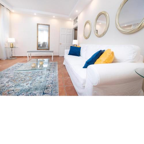 Nadiona White Suite