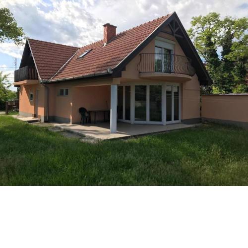 Nagy családok,baráti társaságok ideális üdülője.