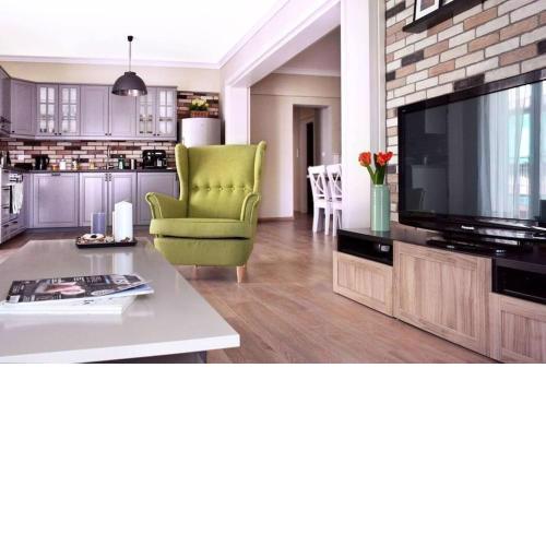 Near Acropolis, 3 bedroom 2 bathroom Big Beautiful Apt