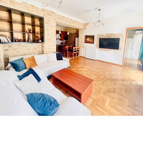 Neoclassical 2Bed in Kallimarmaro with jacuzzi