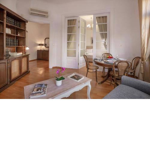 Neoclassical Apartment close to Syntagma-Plaka by GHH