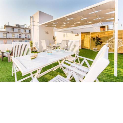 Neoclassical apartment with 2 bedrooms in Piraeus