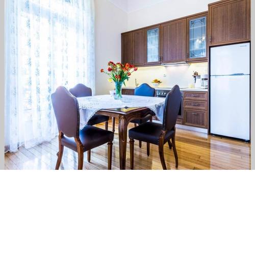 Neoclassical apartment with 3 bedrooms in Piraeus