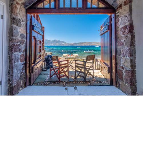 Neosikos Amazing Beach House In Milos Island