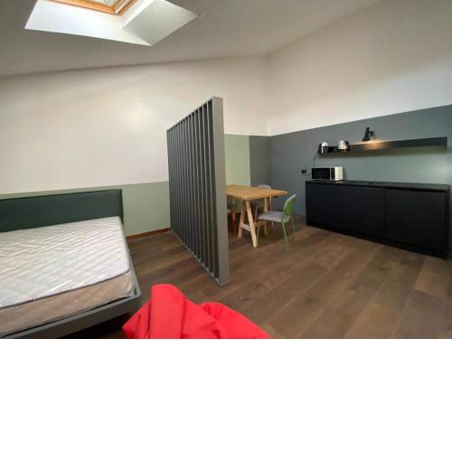 Netflix, Wi-Fi, Table and Kitchenette