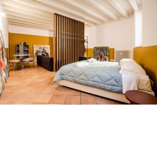 Netflix, Wi-Fi, Table and Kitchenette