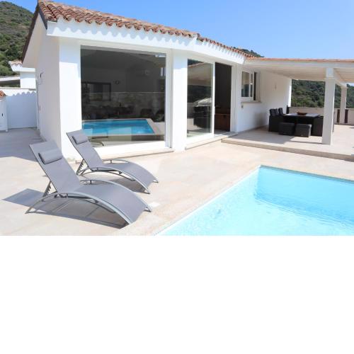 neues Haus mit beheiztem Pool
