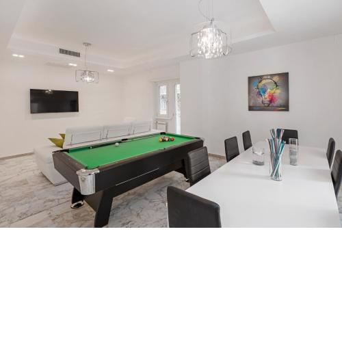 New APT 10 PAX/3 bathrooms/pool