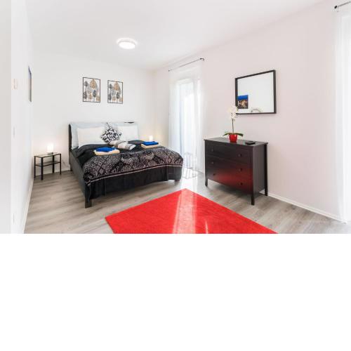New Blue Danube Apartment with Balcony and Garage