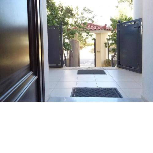 New, bright, cozy, autonomous apartment with private entrance and garden, 42 m2, 5min to the beach and city center