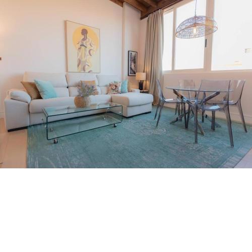 NEW Duplex w/ private terrace & city views - Center