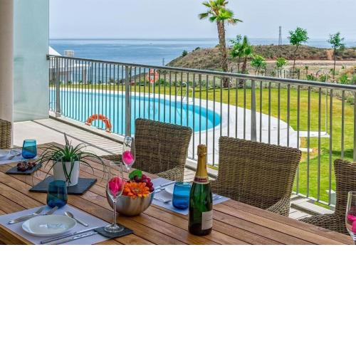 New Luxury 3-bedroom Seaview Apt