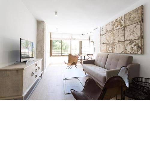 New San Juan beach apartment with AC