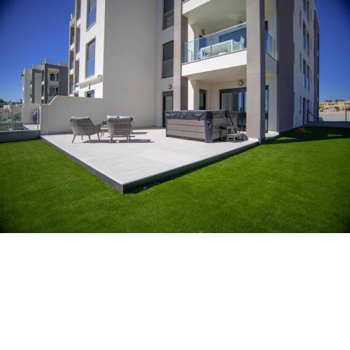 NEW Stunning ground floor Apartment with Jacuzzi