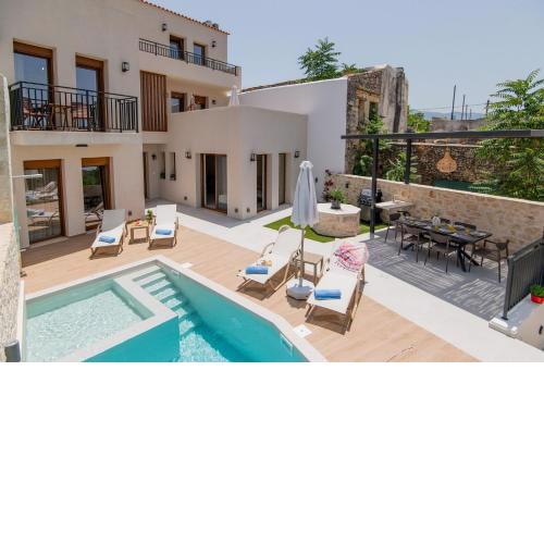 New stylish villa with heated pool & jacuzzi!