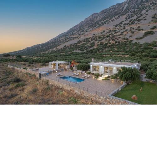 New Villa Of the hill with heated Pool, BBQ & Kids Playground