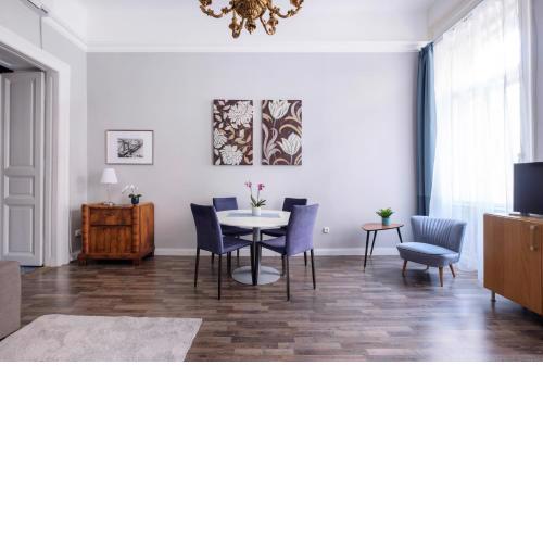 New York Cafe Apt in Center