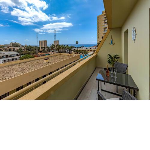 Newly reformed apartment with sea view and pool, in front of the beach, in Playa de Las Americas