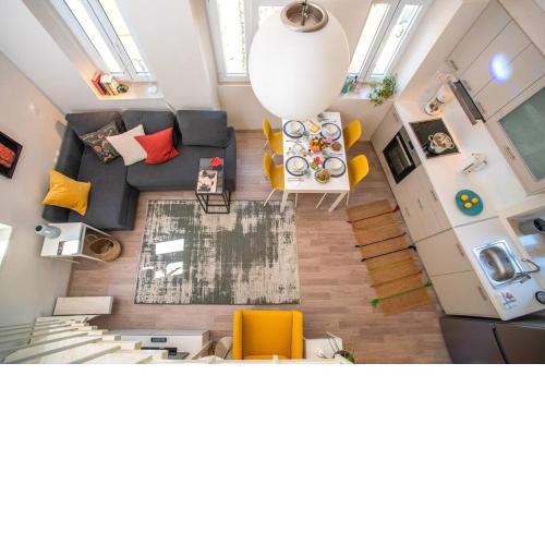 Newly Renovated 1730's Venetian Loft (01) !