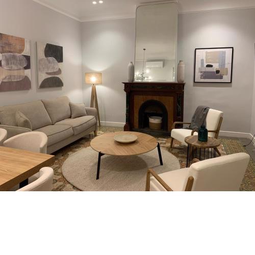 Newly renovated 2 bedroom, 2 bathroom in the heart of Barcelona- Sleeps up to 6